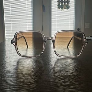 Ray Ban women’s sunglasses. Only worn a handful of times. Excellent condition!